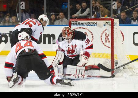 8. Februar 2016: New Jersey Devils Verteidiger Eric Gelinas (44), New Jersey Devils Center Jacob Josefson (16) und New Jersey Devils Torwart Cory Schneider (35) reagieren auf den Puck während des Spiels zwischen den New York Rangers und den New Jersey Devils im Madison Square Garden in Manhattan. Obligatorische Gutschrift: Kostas Lymperopoulos/CSM (Bild des Gutscheins: © Kostas Lymperopoulos/CSM via ZUMA Wire) Stockfoto