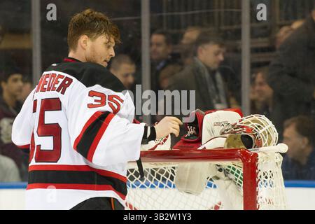 8. Februar 2016: Der New Jersey Devils Torwart Cory Schneider (35) greift während des Spiels zwischen den New York Rangers und den New Jersey Devils im Madison Square Garden in Manhattan nach seiner Maske. Obligatorische Gutschrift: Kostas Lymperopoulos/CSM (Bild des Gutscheins: © Kostas Lymperopoulos/CSM via ZUMA Wire) Stockfoto