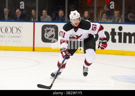 8. Februar 2016: Das New Jersey Devils Center Sergey Kalinin (51) spielt während des Spiels zwischen den New York Rangers und den New Jersey Devils im Madison Square Garden in Manhattan, New York. Die New York Rangers besiegen die New Jersey Devils mit 2:1. Obligatorische Gutschrift: Kostas Lymperopoulos/CSM (Bild des Gutscheins: © Kostas Lymperopoulos/CSM via ZUMA Wire) Stockfoto