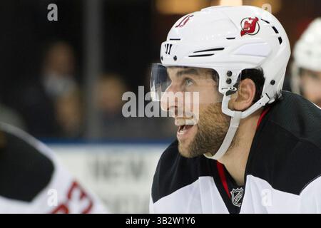 8. Februar 2016: Der rechte Flügel der New Jersey Devils Stephen Gionta (11) sieht während des Spiels zwischen den New York Rangers und den New Jersey Devils im Madison Square Garden in Manhattan, New York, an. Obligatorische Gutschrift: Kostas Lymperopoulos/CSM (Bild des Gutscheins: © Kostas Lymperopoulos/CSM via ZUMA Wire) Stockfoto