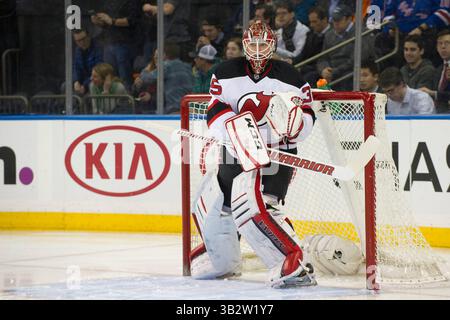 8. Februar 2016: Der New Jersey Devils Torwart Cory Schneider (35) reagiert während des Spiels zwischen den New York Rangers und den New Jersey Devils im Madison Square Garden in Manhattan. Obligatorische Gutschrift: Kostas Lymperopoulos/CSM (Bild des Gutscheins: © Kostas Lymperopoulos/CSM via ZUMA Wire) Stockfoto