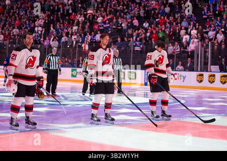 8. Februar 2016: Der rechte Flügel der New Jersey Devils Kyle Palmieri (21), das New Jersey Devils Center Travis Zajac (19) und das New Jersey Devils Center Sergey Kalinin (51) reagieren während des Spiels zwischen den New York Rangers und den New Jersey Devils im Madison Square Garden in Manhattan. Obligatorische Gutschrift: Kostas Lymperopoulos/CSM (Bild des Gutscheins: © Kostas Lymperopoulos/CSM via ZUMA Wire) Stockfoto