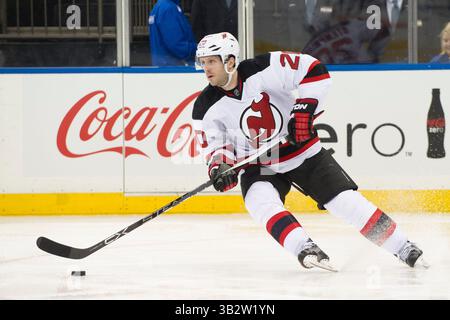8. Februar 2016: Der rechte Flügel Lee Stempniak (20) der New Jersey Devils übernimmt den Puck während des Spiels zwischen den New York Rangers und den New Jersey Devils im Madison Square Garden in Manhattan, New York. Obligatorische Gutschrift: Kostas Lymperopoulos/CSM (Bild des Gutscheins: © Kostas Lymperopoulos/CSM via ZUMA Wire) Stockfoto