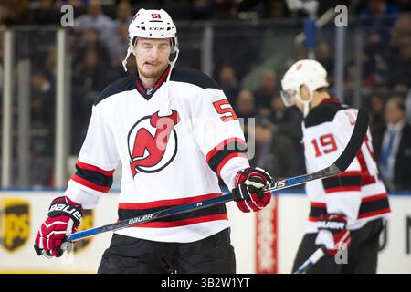 8. Februar 2016: Das New Jersey Devils Center Sergey Kalinin (51) reagiert während des Spiels zwischen den New York Rangers und den New Jersey Devils im Madison Square Garden in Manhattan, New York. Obligatorische Gutschrift: Kostas Lymperopoulos/CSM (Bild des Gutscheins: © Kostas Lymperopoulos/CSM via ZUMA Wire) Stockfoto