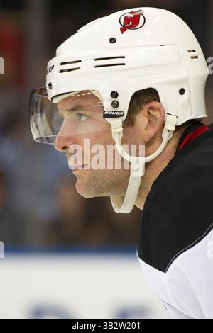 8. Februar 2016: Andy Greene (6), Verteidiger der New Jersey Devils, sieht sich während des Spiels zwischen den New York Rangers und den New Jersey Devils im Madison Square Garden in Manhattan an. Obligatorische Gutschrift: Kostas Lymperopoulos/CSM (Bild des Gutscheins: © Kostas Lymperopoulos/CSM via ZUMA Wire) Stockfoto