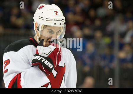 8. Februar 2016: John Moore (2), Verteidiger der New Jersey Devils, reagiert während des Spiels zwischen den New York Rangers und den New Jersey Devils im Madison Square Garden in Manhattan, New York. Obligatorische Gutschrift: Kostas Lymperopoulos/CSM (Bild des Gutscheins: © Kostas Lymperopoulos/CSM via ZUMA Wire) Stockfoto