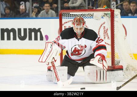 8. Februar 2016: Der New Jersey Devils Torwart Cory Schneider (35) reagiert auf den Puck während des Spiels zwischen den New York Rangers und den New Jersey Devils im Madison Square Garden in Manhattan. Obligatorische Gutschrift: Kostas Lymperopoulos/CSM (Bild des Gutscheins: © Kostas Lymperopoulos/CSM via ZUMA Wire) Stockfoto