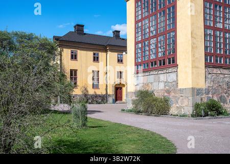 Detail von Linneanum, der Orangerie im Botanischen Garten der Universität Uppsala an einem sonnigen Frühlingstag in Schweden Ende April 2025. Stockfoto