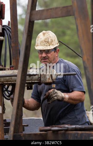 24. April 2015: Evangeline, LA, Vereinigte Staaten von Amerika: Ölarbeiter versenken in Evangeline, Louisiana, mit einem Bohrturm ein Rohr, um Rohöl zu bohren. Die Ölfelder waren die ersten Brunnen in Louisiana. (Bild: © Richard Ellis Via ZUMA Wire) Stockfoto