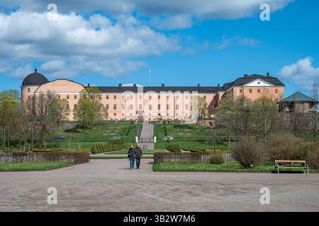 Schloss Uppsala auf dem Gipfel von Kasåsen an einem sonnigen Frühlingstag in Schweden Ende April 2025. Der Bau der Burg begann 1549. Stockfoto