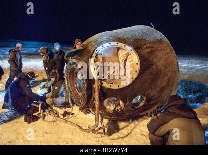 11. Dezember 2015 - Zhezkazgan, Kasachstan - die Sojus-Raumkapsel TMA-17M ist kurz nach der Landung mit der International Space Station Expedition 45 Crew Moments in einem abgelegenen Gebiet am 11. Dezember 2015 in der Nähe von Zhezkazgan, Kasachstan, gesichert. Die Besatzung kehrt nach 141 Tagen an Bord der Internationalen Raumstation zurück. (Bild: © Andrey Shelepin/NASA via ZUMA Wire) Stockfoto