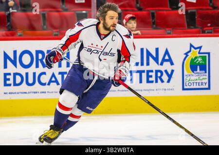 21. Dezember 2015 - Washington Capitals linken Flügel Alex Ovechkin (8) während des NHL-Spiels zwischen den Washington Capitals und die Carolina Hurricanes in der PNC-Arena. (Kredit-Bild: © Andy Martin Jr. über ZUMA Draht) Stockfoto