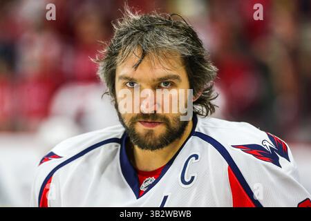 21. Dezember 2015 - Washington Capitals linken Flügel Alex Ovechkin (8) während des NHL-Spiels zwischen den Washington Capitals und die Carolina Hurricanes in der PNC-Arena. (Kredit-Bild: © Andy Martin Jr. über ZUMA Draht) Stockfoto