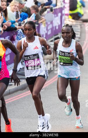 Tigst Assefa und Joyciline Jepkosgei, weibliche Elite-Athleten, die beim TCS London Marathon 2025 durch Tower Hill in London, Großbritannien, antraten Stockfoto