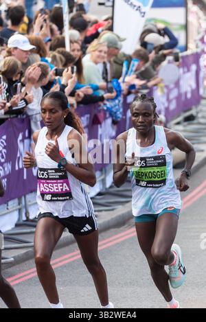 Tigst Assefa und Joyciline Jepkosgei, weibliche Elite-Athleten, die beim TCS London Marathon 2025 durch Tower Hill in London, Großbritannien, antraten Stockfoto