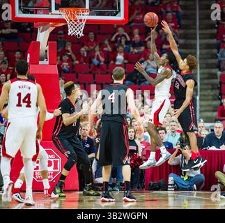 Anthony 'Cat' Barber (12) während des NCAA Basketballspiels zwischen den Northeastern Huskies und dem NC State Wolfpack in der PNC Arena am 29. Dezember 2015 in Raleigh, NC. Jacob Kupferman/CSM(Bild: © Jacob Kupferman/CSM via ZUMA Wire) Stockfoto