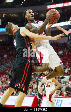 Anthony 'Cat' Barber (12) während des NCAA Basketballspiels zwischen den Northeastern Huskies und dem NC State Wolfpack in der PNC Arena am 29. Dezember 2015 in Raleigh, NC. Jacob Kupferman/CSM(Bild: © Jacob Kupferman/CSM via ZUMA Wire) Stockfoto