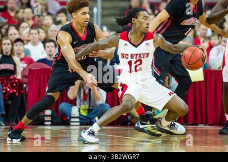 Anthony 'Cat' Barber (12) während des NCAA Basketballspiels zwischen den Northeastern Huskies und dem NC State Wolfpack in der PNC Arena am 29. Dezember 2015 in Raleigh, NC. Jacob Kupferman/CSM(Bild: © Jacob Kupferman/CSM via ZUMA Wire) Stockfoto