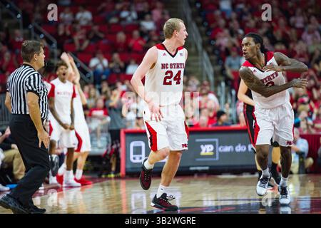 NC State Guard Maverick Rowan (24) und NC State Guard Anthony 'Cat' Barber (12) während des NCAA Basketballspiels zwischen den Northeastern Huskies und dem NC State Wolfpack in der PNC Arena am 29. Dezember 2015 in Raleigh, NC. Jacob Kupferman/CSM(Bild: © Jacob Kupferman/CSM via ZUMA Wire) Stockfoto
