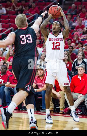 Anthony 'Cat' Barber (12) während des NCAA Basketballspiels zwischen den Northeastern Huskies und dem NC State Wolfpack in der PNC Arena am 29. Dezember 2015 in Raleigh, NC. Jacob Kupferman/CSM(Bild: © Jacob Kupferman/CSM via ZUMA Wire) Stockfoto