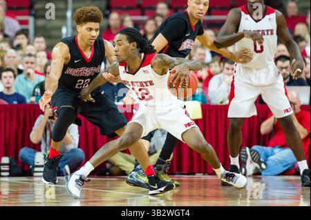 Anthony 'Cat' Barber (12) während des NCAA Basketballspiels zwischen den Northeastern Huskies und dem NC State Wolfpack in der PNC Arena am 29. Dezember 2015 in Raleigh, NC. Jacob Kupferman/CSM(Bild: © Jacob Kupferman/CSM via ZUMA Wire) Stockfoto