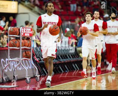 NC State Guard Anthony 'Cat' Barber (12) vor dem NCAA Basketballspiel zwischen den Northeastern Huskies und dem NC State Wolfpack in der PNC Arena am 29. Dezember 2015 in Raleigh, NC. Jacob Kupferman/CSM(Bild: © Jacob Kupferman/CSM via ZUMA Wire) Stockfoto