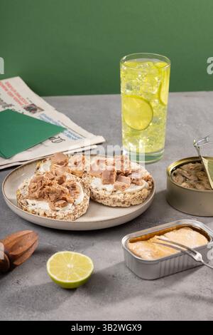 Thunfisch-Sandwiches auf einem Tisch neben Limonade und Bier in moderner Inneneinrichtung. Hochwertige Fotos Stockfoto