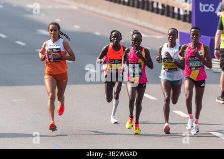 Elite-Athleten und Schrittmacherinnen, die 2025 beim TCS London Marathon durch Tower Hill, London, Großbritannien, antreten Stockfoto
