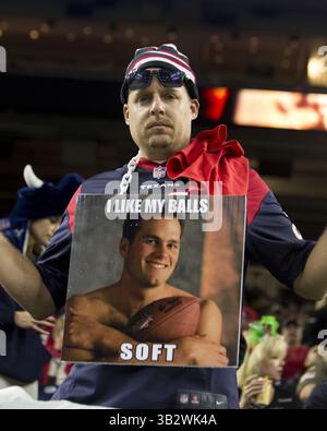 Dezember 2015 - Houston, Texas, USA S - Ein Houston Texans Fan hält ein Schild, das den New England Patriots Quarterback TOM BRADY verspottet, bevor das NFL-Spiel zwischen den Houston Texans und den New England Patriots beginnt. Die Patriots besiegten die Texans 27-6 im NRG Stadium in Houston. (Bild: © Scott W. Coleman via ZUMA Wire) Stockfoto