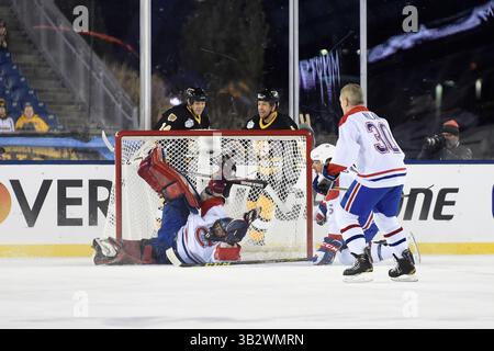 Donnerstag, 31. Dezember 2015: Stürmer von Boston Bruins Sergei Samsonov (14) (links) schaut in Montreal Canadiens Torwart Richard Sevigny (33), nachdem er während des National Hockey League Bridgestone Winter Classic Alumni-Spiels zwischen den Montreal Canadiens und den Boston Bruins im Gillette Stadium in Foxborough, Massachusetts, ein Tor geschossen hat. Boston besiegt Montreal 5-4 in einem Überstundenschießen. Eric Canha/CSM(Bild: © Eric Canha/CSM via ZUMA Wire) Stockfoto