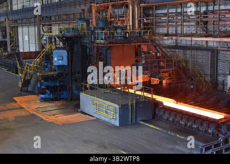 Maschine mit Förderband mit glänzendem Metall Frame in der Produktionslinie eines Stahlwerks Stockfoto