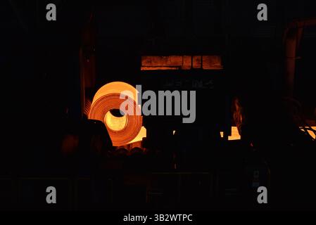 Glühende Walze Metall in einem Stahlwerk - Industrie Fabrik für die Produktion von Blechen Stockfoto