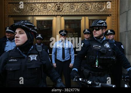 9. Dezember 2015 - Chicago, IL, USA - Polizeibeamte von Chicago blockieren den Eingang zum Rathaus während eines „Justice for Laquan“-Protestes am Mittwoch, den 9. Dezember 2015 in Chicago. (Foto: © Anthony Souffle/TNS via ZUMA Wire) Stockfoto