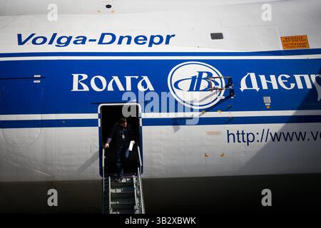 Dezember 2015 - Tampa, Florida, USA - LOREN ELLIOTT | Times. Volga Dnepr Unique Air Cargo, Inc., der Leiter der Frachtplanung, Vadim Yakovlev, verlässt am Donnerstag, den 10. Dezember 2015, ein Flugzeug der Antonov an-124, eines der größten Flugzeuge der Welt, während der Frachtladung am internationalen Flughafen Tampa in Tampa, Florida. Das russische Frachtflugzeug, das zweitgrößte Frachtflugzeugmodell der Welt, liefert einen Flugsimulator an eine Militärbasis in Dänemark. Die an-124 hat eine Spannweite von fast 240 Metern. Aus Perspektive hat eine Boeing 767 eine Spannweite von etwa 156 Metern. (Bild: © Loren Elli Stockfoto