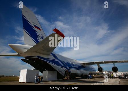 Dezember 2015 - Tampa, Florida, USA - LOREN ELLIOTT | Times. Eine Antonov an-124, eines der größten Flugzeuge der Welt, wird am Donnerstag, den 10. Dezember 2015, auf dem internationalen Flughafen Tampa in Tampa, Florida, während der Frachtladung gesehen. Das russische Frachtflugzeug, das zweitgrößte Frachtflugzeugmodell der Welt, liefert einen Flugsimulator an eine Militärbasis in Dänemark. Die an-124 hat eine Spannweite von fast 240 Metern. Aus Perspektive hat eine Boeing 767 eine Spannweite von etwa 156 Metern. (Foto: © Loren Elliott/Tampa Bay Times via ZUMA Wire) Stockfoto
