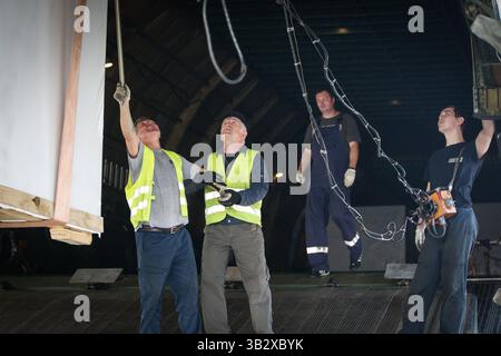 Dezember 2015 - Tampa, Florida, USA - LOREN ELLIOTT | Times. Mitarbeiter von Volga Dnepr Unique Air Cargo, Inc. Laden am Donnerstag, den 10. Dezember 2015, am internationalen Flughafen Tampa in Tampa, Florida, Fracht in ein Flugzeug der Antonov an-124, eines der größten Flugzeuge der Welt. Das russische Frachtflugzeug, das zweitgrößte Frachtflugzeugmodell der Welt, liefert einen Flugsimulator an eine Militärbasis in Dänemark. Die an-124 hat eine Spannweite von fast 240 Metern. Aus Perspektive hat eine Boeing 767 eine Spannweite von etwa 156 Metern. (Foto: © Loren Elliott/Tampa Bay Times via ZUMA Wire) Stockfoto