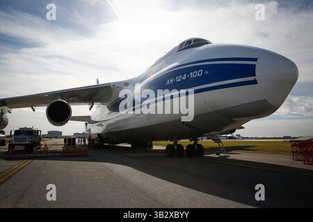 Dezember 2015 - Tampa, Florida, USA - LOREN ELLIOTT | Times. Eine Antonov an-124, eines der größten Flugzeuge der Welt, wird am Donnerstag, den 10. Dezember 2015, auf dem internationalen Flughafen Tampa in Tampa, Florida, während der Frachtladung gesehen. Das russische Frachtflugzeug, das zweitgrößte Frachtflugzeugmodell der Welt, liefert einen Flugsimulator an eine Militärbasis in Dänemark. Die an-124 hat eine Spannweite von fast 240 Metern. Aus Perspektive hat eine Boeing 767 eine Spannweite von etwa 156 Metern. (Foto: © Loren Elliott/Tampa Bay Times via ZUMA Wire) Stockfoto