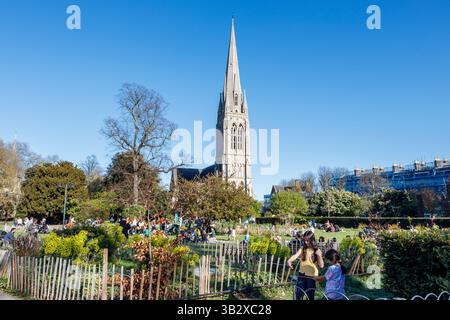 Turm und Turm der St. Mary's Church in Stoke Newington im Clissold Park, Hackney, North London, Großbritannien Stockfoto
