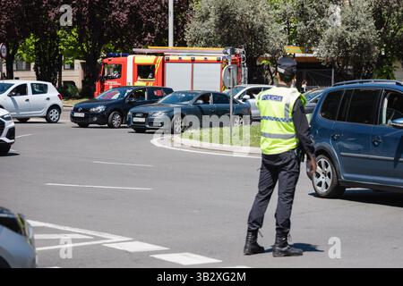 Ein Polizeibeamter leitet den Verkehr am 28. April 2025 an einem Kreisverkehr in Salamanca, Spanien, während der schweren Stromausfälle in Spanien und Portugal Stockfoto