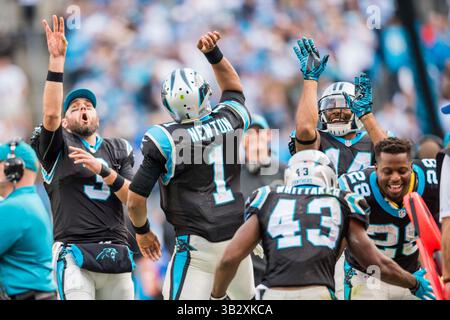 Carolina Panthers Quarterback Cam Newton (1) und Carolina Panthers Quarterback Joe Webb (14) und Carolina Panthers Quarterback Derek Anderson (3) feiern einen Touchdown während des NFL-Fußballspiels zwischen den Atlanta Falcons und den Carolina Panthers am Sonntag, den 13. Dezember 2015 in Charlotte, NC. Jacob Kupferman/CSM(Bild: © Jacob Kupferman/CSM via ZUMA Wire) Stockfoto