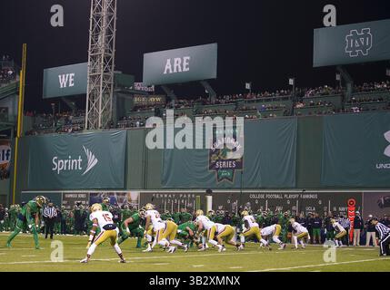 21. November 2015: Eine allgemeine Ansicht während der NCAA-Fußballspiele zwischen den Boston College Eagles und den Notre Dame Fighting Irish im Fenway Park in Boston, Massachusetts. Notre Dame besiegte das Boston College 19:16. John Mersits/CSM(Bild: © John Mersits/CSM via ZUMA Wire) Stockfoto