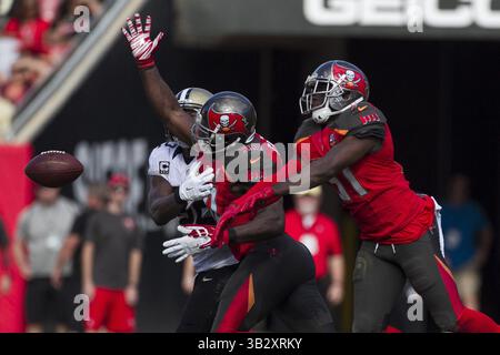 Dezember 2015 - Florida, USA - Zack Wittman | Times. Der Linebacker Bruce Carter und Danny Lansanah, der Linebacker der Tampa Bay Buccaneers, haben am Sonntagnachmittag, den 13. Dezember 2015, im Raymond James Stadium in Tampa einen Pass vom New Orleans Saints Quarterback Drew Brees abgeholt. Die Buccaneers verfehlten den Heiligen 24-17. (Foto: © Tampa Bay Times via ZUMA Wire) Stockfoto
