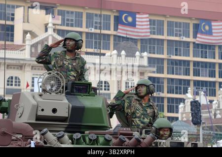 15. Oktober 2014 - Malaysia - Spalte der gepanzerte Militärfahrzeuge Parade 16 September - Hari Merdeka (Unabhängigkeitstag) Kuala Lumpur, Malaysia (Credit-Bild: © Andrey Nekrassow/ZUMA Wire/ZUMAPRESS.com) Stockfoto