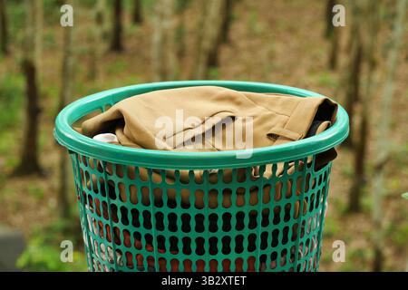 Schmutzige Kleidung im Wäschekorb Stockfoto