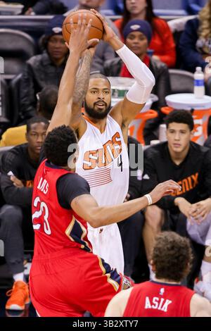 22. November 2015: Phoenix Suns Center Tyson Chandler (4) schießt gegen den New Orleans Pelicans Stürmer Anthony Davis (23) während eines NBA-Basketballspiels zwischen den New Orleans Pelicans und den Phoenix Suns im Smoothie King Center in New Orleans, LA. Stephen Lew/CSM(Bild: © Stephen Lew/CSM via ZUMA Wire) Stockfoto