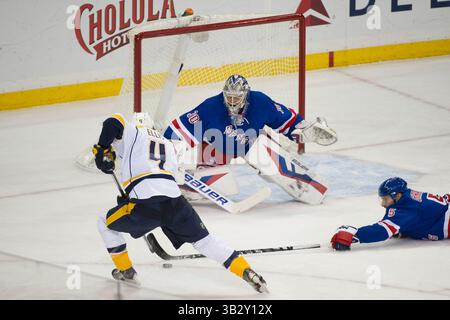 23. November 2015: Dan Girardi, Verteidiger der New York Rangers (5), hält Ryan Ellis (4) vom Schießen auf den New York Rangers Torwart Henrik Lundqvist (30) während des Spiels zwischen den New York Rangers und den Nashville Predators im Madison Square Garden in Manhattan ab. Obligatorische Gutschrift: Kostas Lymperopoulos/CSM (Bild des Gutscheins: © Kostas Lymperopoulos/CSM via ZUMA Wire) Stockfoto