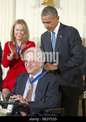 24. November 2015: Washington, District of Columbia, Vereinigte Staaten von Amerika - der preisgekrönte Musiker Itzhak Perlman erhält die Presidential Medal of Freedom von US-Präsident Barack Obama während einer Zeremonie im East Room des Weißen Hauses in Washington, DC am Dienstag, den 24. November 2015. Die Medaille ist die höchste zivile US-Auszeichnung, die an Personen verliehen wird, die besonders verdienstvolle Beiträge zur Sicherheit oder nationalen Interessen der USA, zum Weltfrieden oder zu kulturellen oder bedeutenden öffentlichen oder privaten Bemühungen geleistet haben. Credit: Ron Sachs / CNP (Credit Image: © Ron Sachs/ Stockfoto