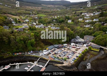 Ein Blick auf den Hafen und die Stadt Tobermory auf der Isle of Mull, vor einem Besuch des Prinzen und der Prinzessin von Wales. William und Kate, die in Schottland als Duke and Duchess of Rothesay bekannt sind, verbringen ihren 14. Hochzeitstag in einem Selbstversorger-Cottage auf einer schottischen Insel, während sie zurück in das Land reisen, wo sie sich für einen zweitägigen Besuch auf der Isle of Mull, vor Schottlands Westküste, verliebten. Bilddatum: Montag, 28. April 2025. Stockfoto