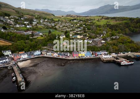 Ein Blick auf den Hafen und die Stadt Tobermory auf der Isle of Mull, vor einem Besuch des Prinzen und der Prinzessin von Wales. William und Kate, die in Schottland als Duke and Duchess of Rothesay bekannt sind, verbringen ihren 14. Hochzeitstag in einem Selbstversorger-Cottage auf einer schottischen Insel, während sie zurück in das Land reisen, wo sie sich für einen zweitägigen Besuch auf der Isle of Mull, vor Schottlands Westküste, verliebten. Bilddatum: Montag, 28. April 2025. Stockfoto