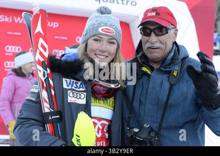 28. November 2015, Aspen, Colorado, USA: MIKAELA SHIFFRIN aus den Vereinigten Staaten wird mit ihrem Vater JEFF SHIFFRIN gezeigt, nachdem sie das Slalomrennen bei der Aspen Winternational gewonnen hatte. (Kreditbild: © Christopher Levy/ZUMA Wire) Stockfoto